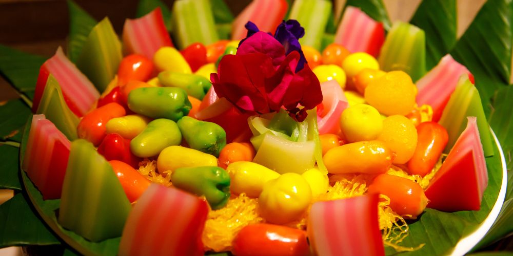 triangle shape rice cakes in a plate with green leaf